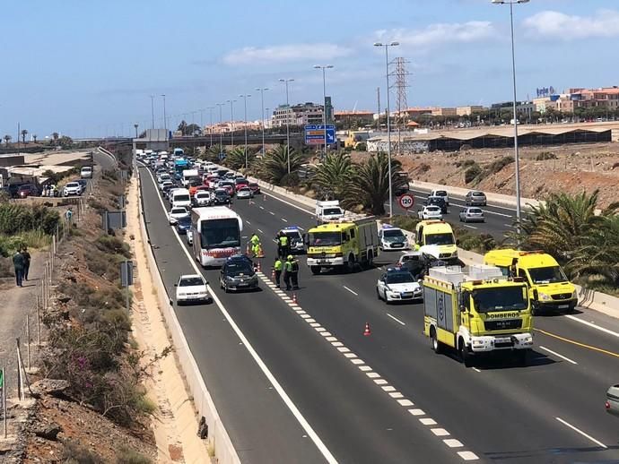 Vuelca un vehículo en una colisión en la GC-1