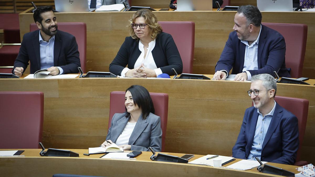 Rebeca Torró y Arcadi España en sus escaños en las Corts.