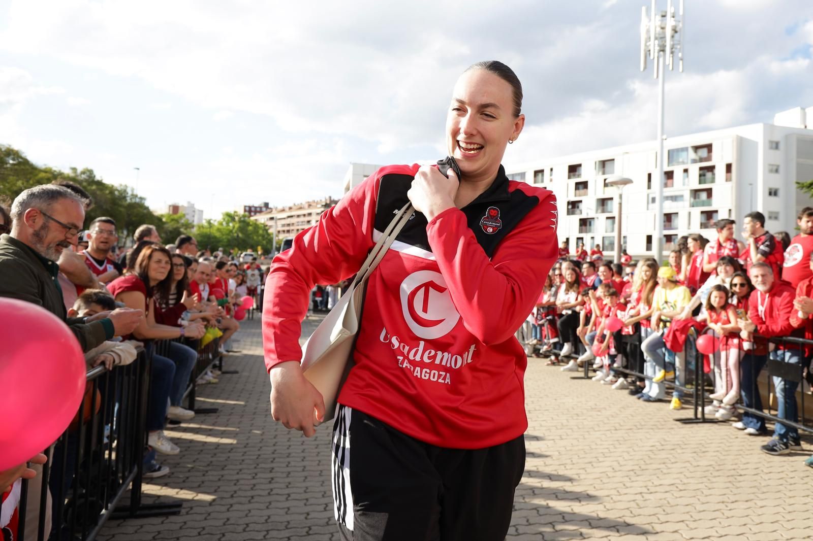 En imágenes | Así ha sido el recibimiento de las jugadoras del Casademont Zaragoza a su llegada al Príncipe Felipe