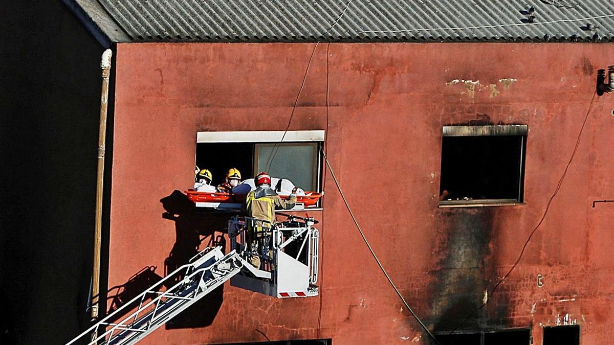 Tres muertos y 23 heridos al arder dos naves en Badalona  |