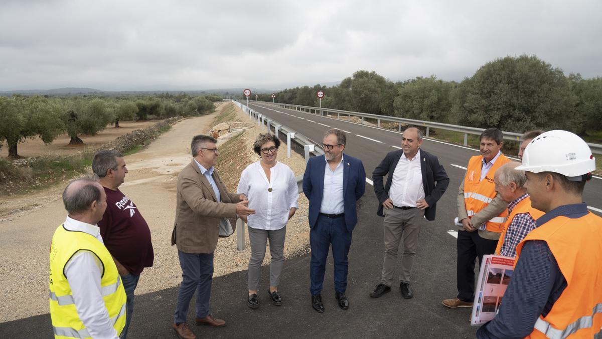 Imagen de una visita a unas actuaciones de mejoras realizadas por la diputación en una carretera provincial (archivo).