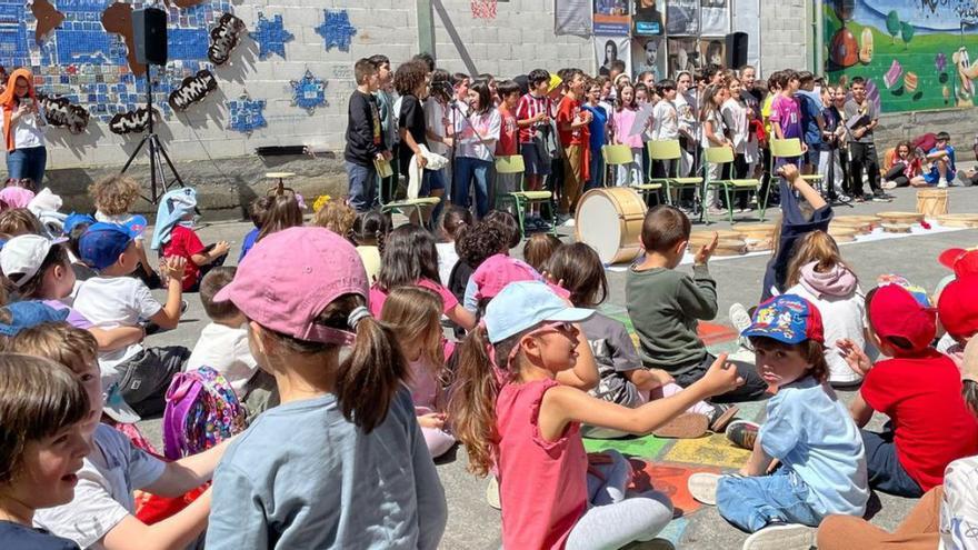 Actuación del alumnado en el patio. | FdV
