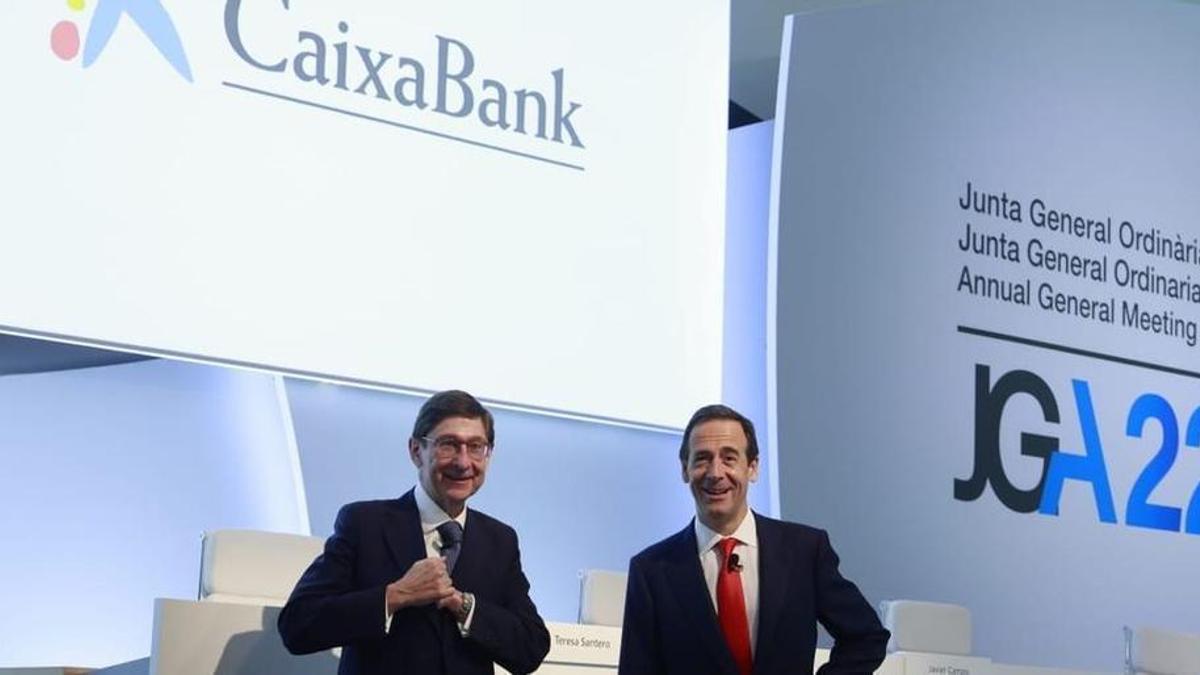 José Ignacio Goirigolzarri y Gonzalo Gortázar, presidente y consejero delegado de CaixaBank, durante la última junta de accionistas de la entidad celebrada en Valencia.