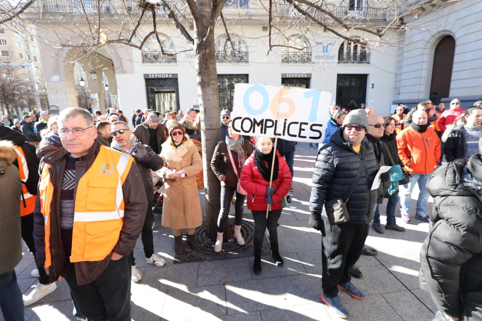 Protesta de los trabajadores de ambulancias en la Plaza España de Zaragoza