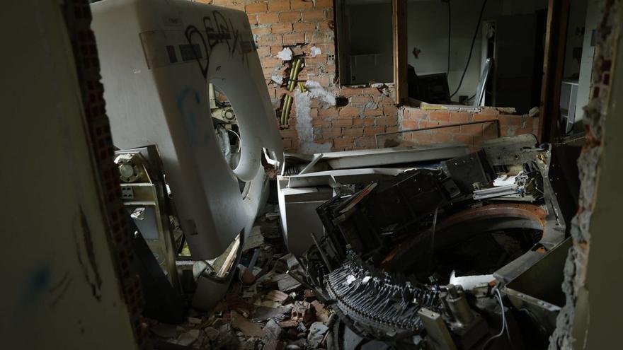El interior del antiguo HUCA, desvalijado y destrozado. | LUISMA MURIAS