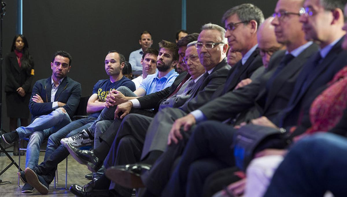 Xavi, Iniesta, Messi, Piqué i els expresidents Laporta, Reyna, Gaspart i Núnez, durant l’homenatge a Puyol.