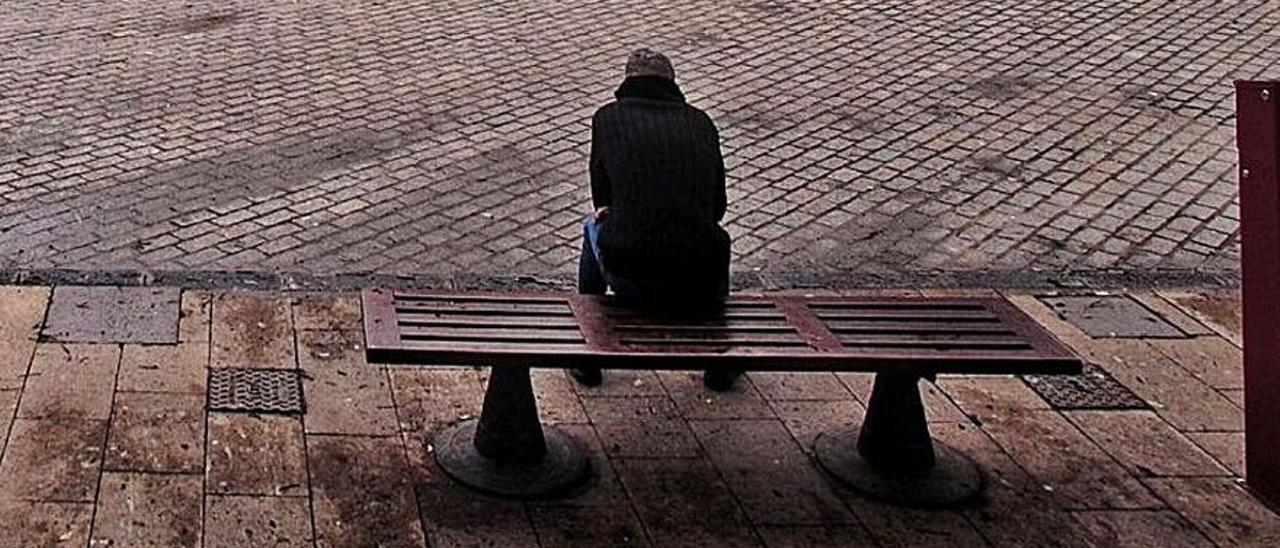 Un hombre descansa en un banco en La Glorieta de Garachico.