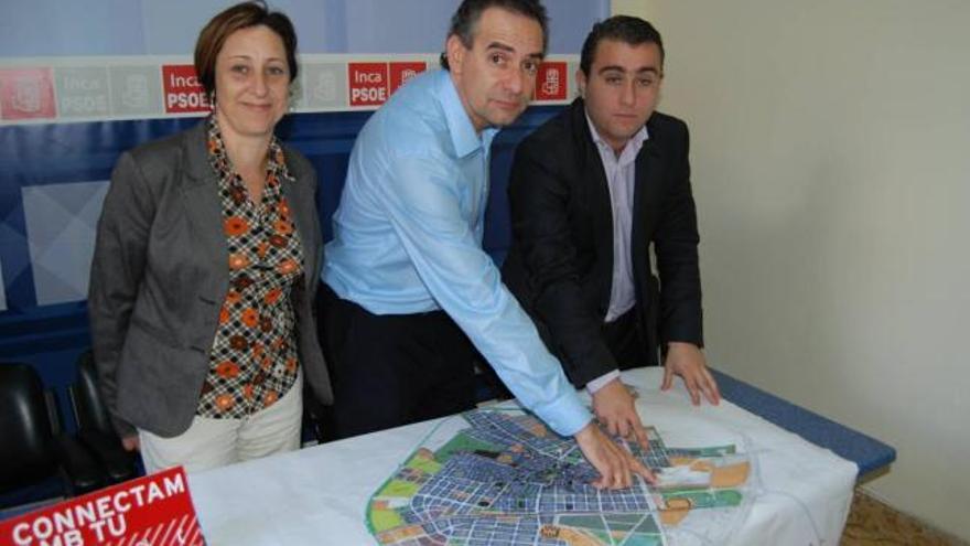 Ramis muestra las viviendas sobre el plano de la ciudad.