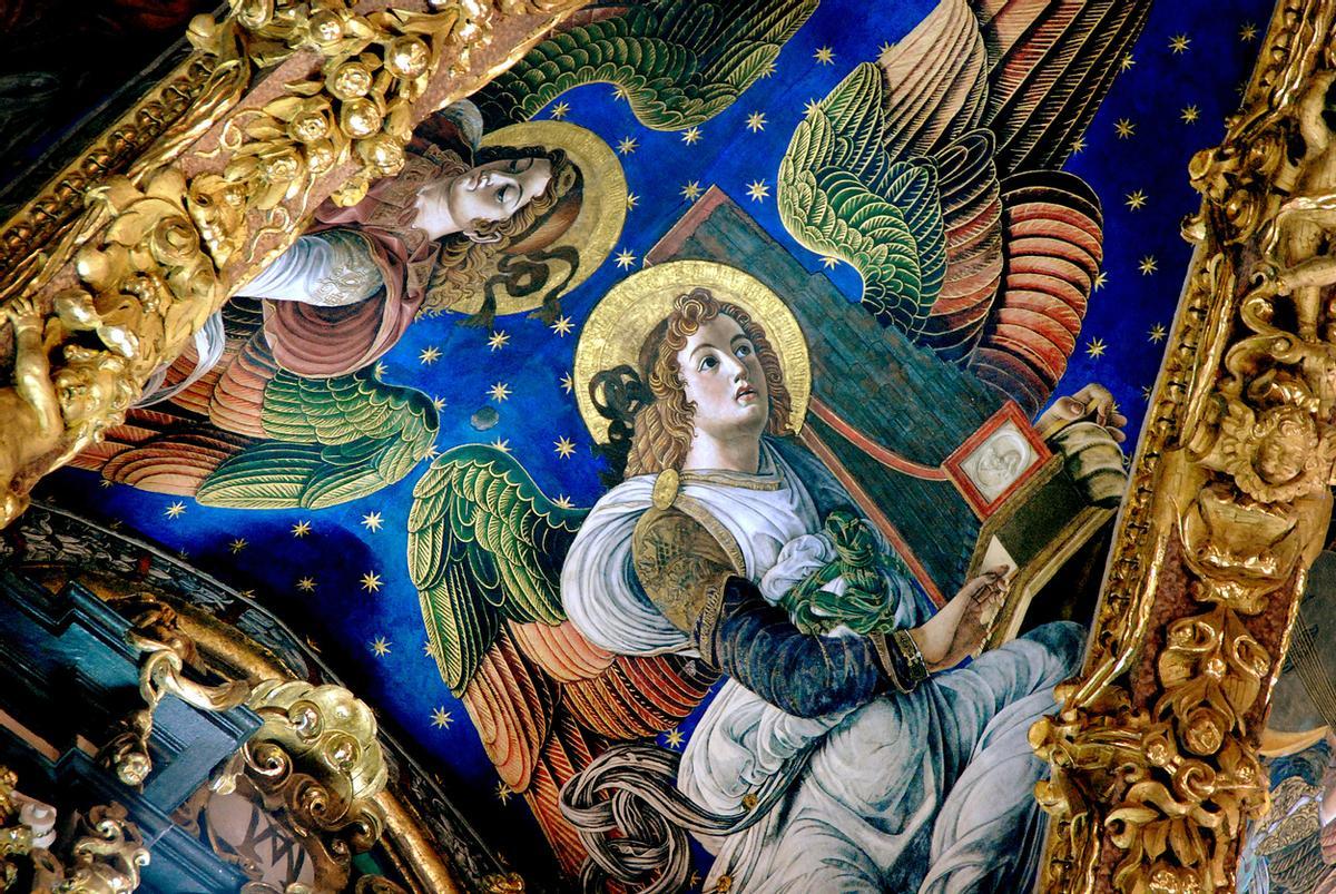 Detalle de los frescos que se pueden contemplar en el techo de la capilla mayor