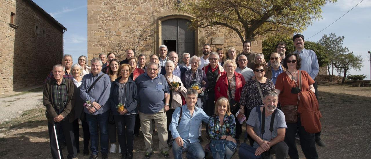 Fotografia de grup de la trentena de campaners, i acompanyants, que van assistir a la trobada d’ahir, davant l’església de Sant Mateu de Bages | ALEX GUERRERO