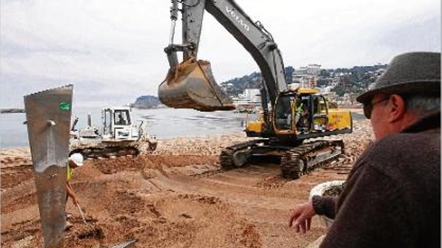 La maquinària ocupa la platja de Sant Feliu de Guíxols