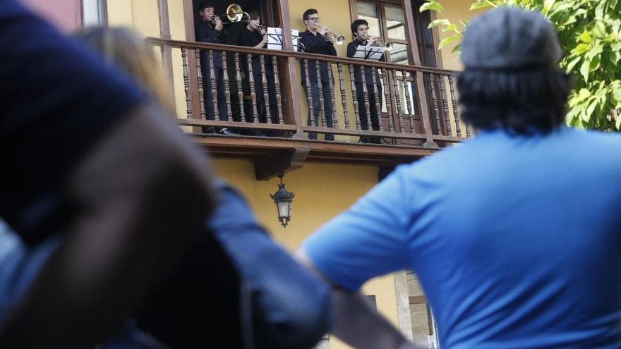 Un momento del concierto de viento en los balcones de la calle El Sol.