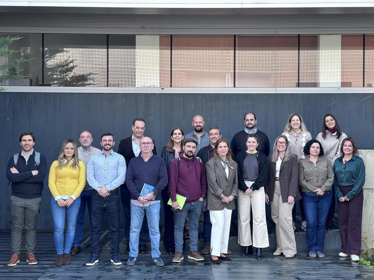 Investigadores de los centros y universidades que toman parte en el proyecto, en las instalaciones de la finca La Orden, de Cicytex.