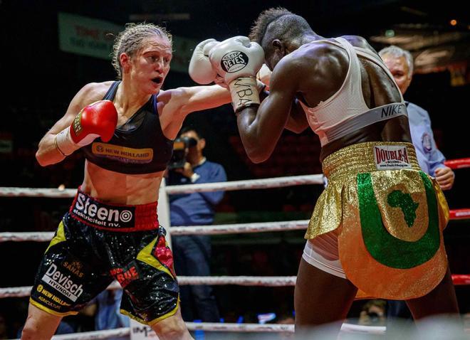 La belga Delfine Persoon (L) y la nigeriana Helen Joseph pelean por el título mundial súper pluma femenino de la AMB, en Ostende.