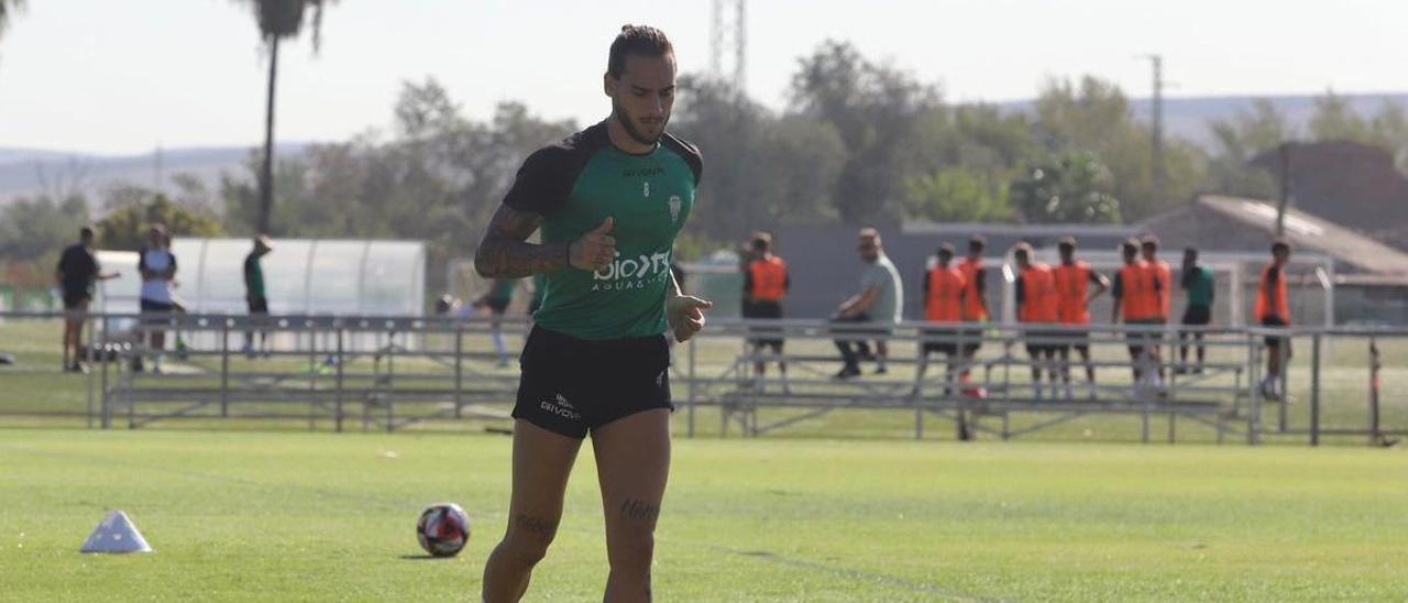 Gudelj conduce el balón durante el entrenamiento del Córdoba CF en la Ciudad Deportiva, este miércoles.