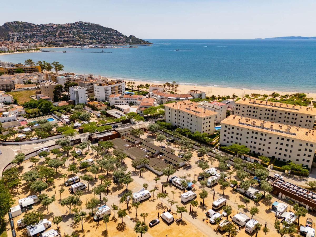 El càmping Joncar Mar de Roses, a 50 m de la platja.