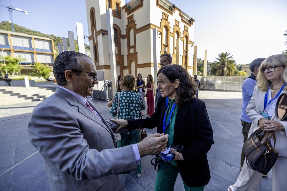 Javier Moll, presidente de Prensa Ibérica, saluda a Gemma Martínez, directora de EL PERIÓDICO, a las puertas del CosmoCaixa de Barcelona, antes del inicio del foro.