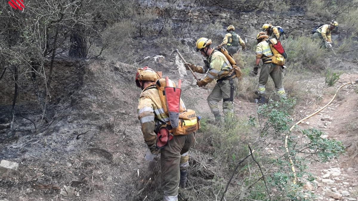 Los efectivos terrestres quedaron de guardia durante toda la noche para evitar que se reavivaran las llamas.