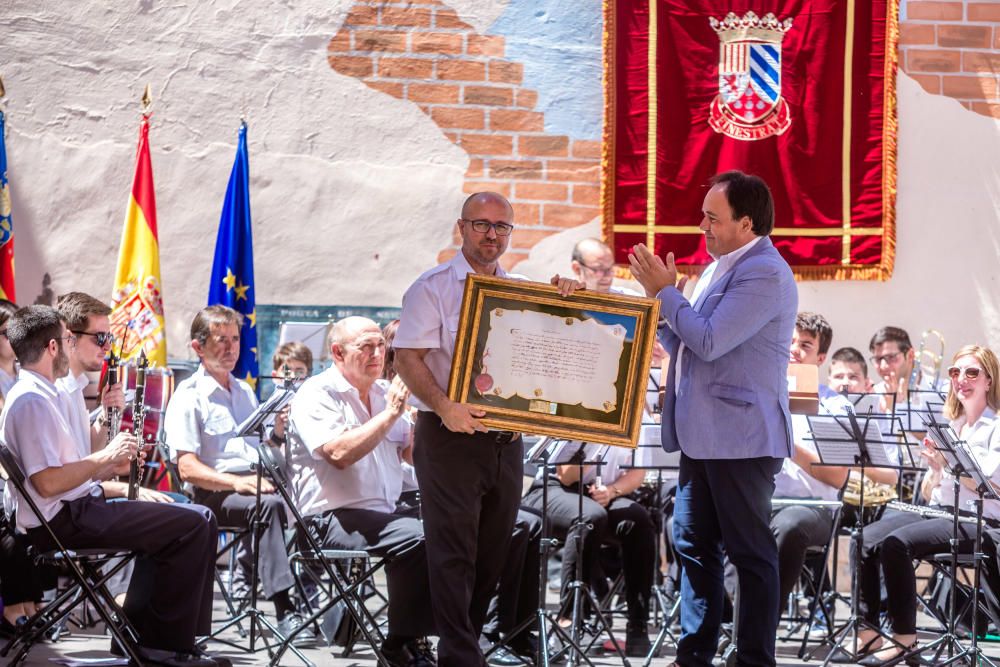 Finestrat conmemora su 739 aniversario con la entrega del "Premi carta pobla" al centro musical Puig Campana.