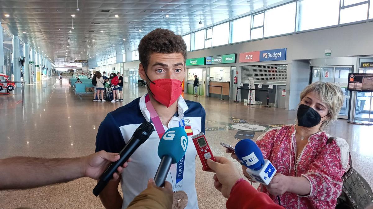 Nico Rodríguez a su regreso a Vigo, atendiendo a los medios