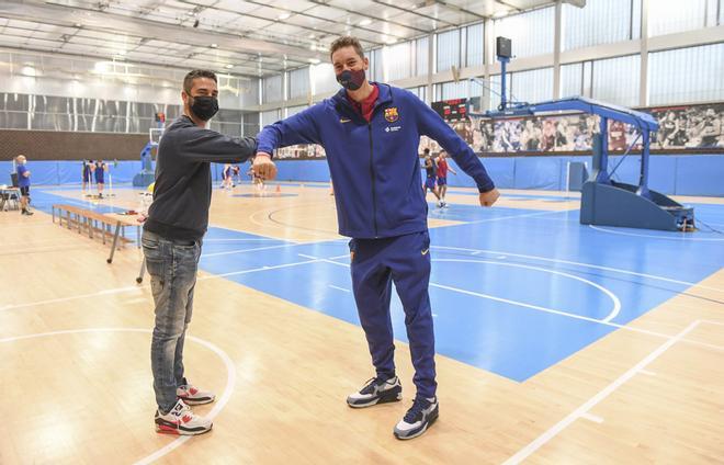 Pau Gasol saludó a su amigo Juan Carlos Navarro, responsable del basket formativo azulgrana, a su llegada al pabellón de la Ciutat Esportiva Joan Gamper.