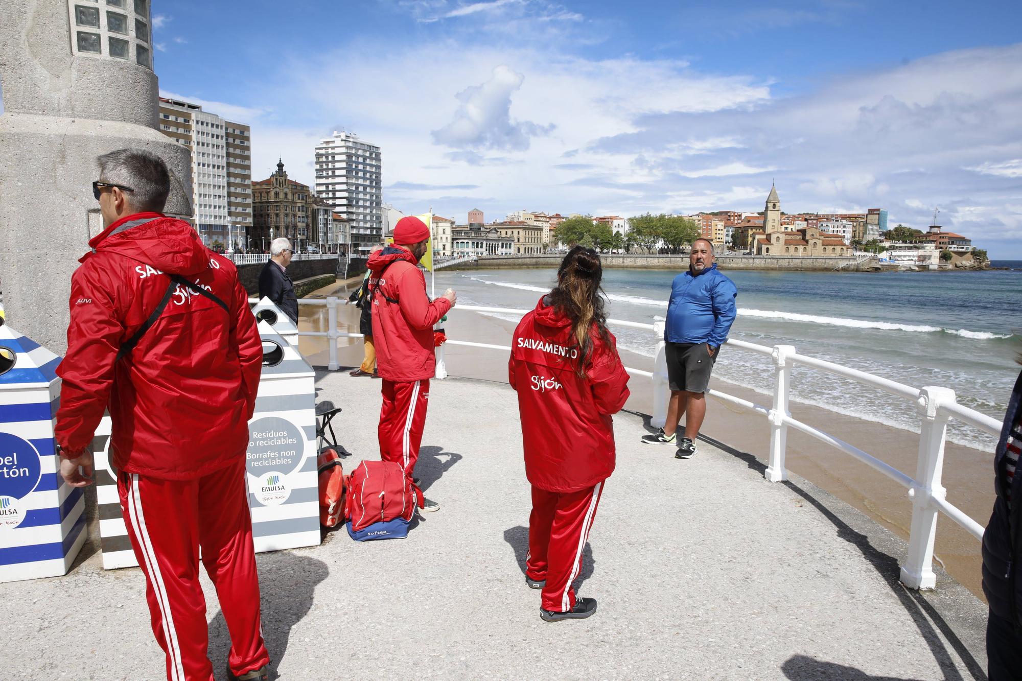 En imágenes: Así fue el primer día de salvamento en las playas de Gijón