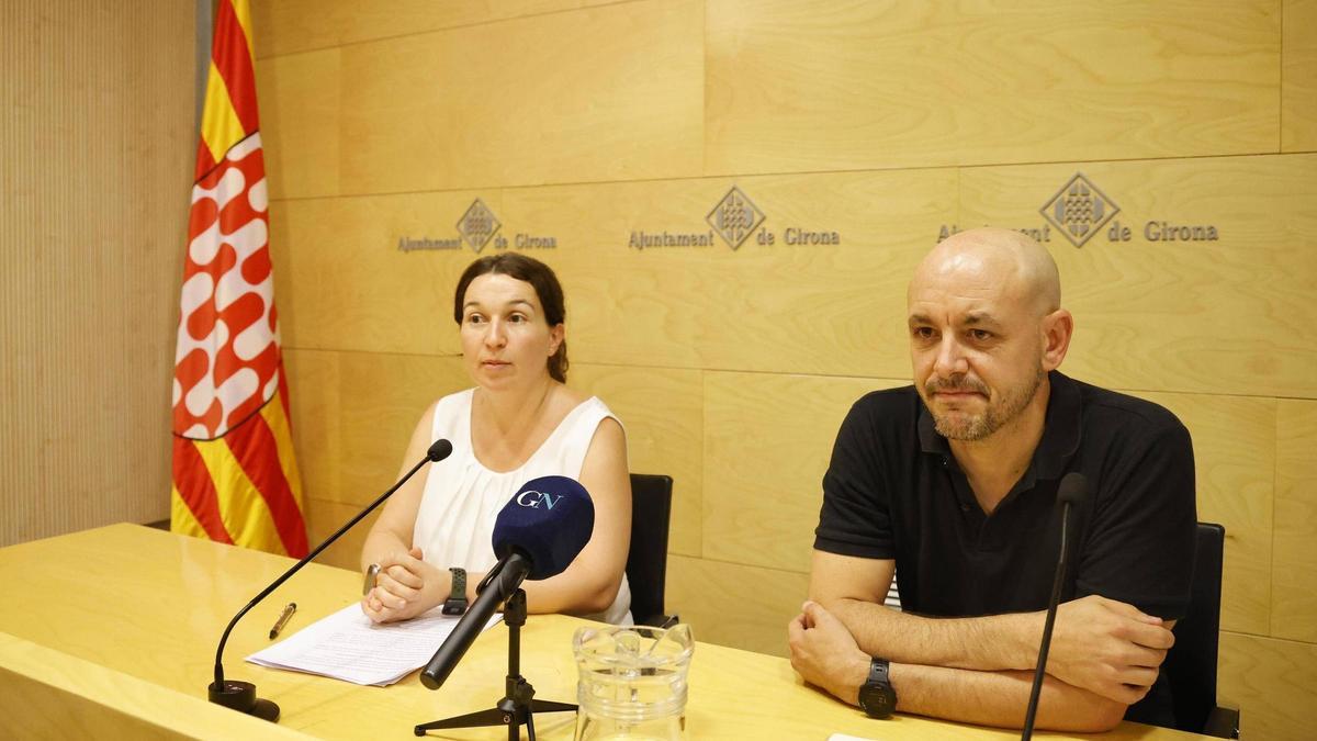 Els regidors del PSC Bea Esporrín i Maximiliano Fuentes, durant la valoració de la crisi del govern de Girona.