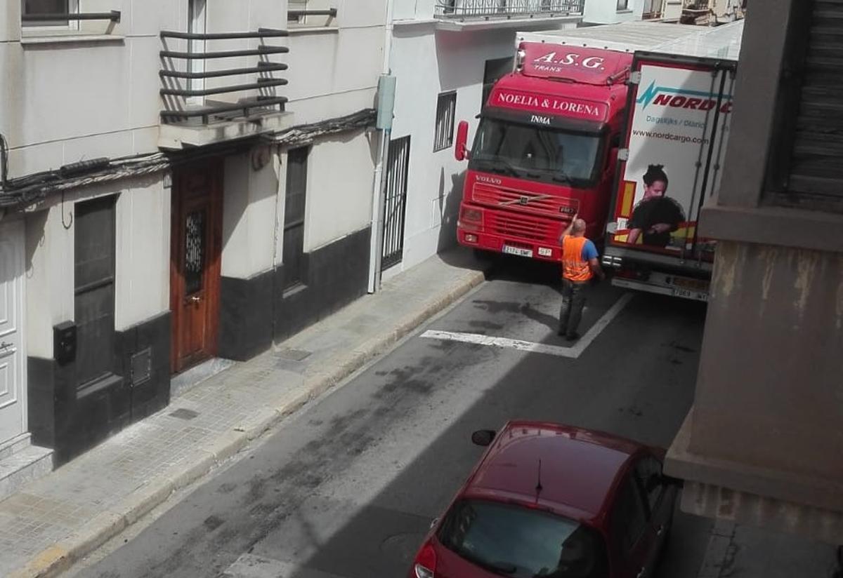 Dos camiones encallados en medio de la calle Rafael Valls.