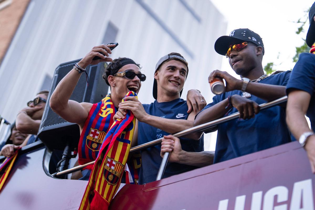 Fort, Gavi y Ansu Fati en la rúa de celebración del triplete español.