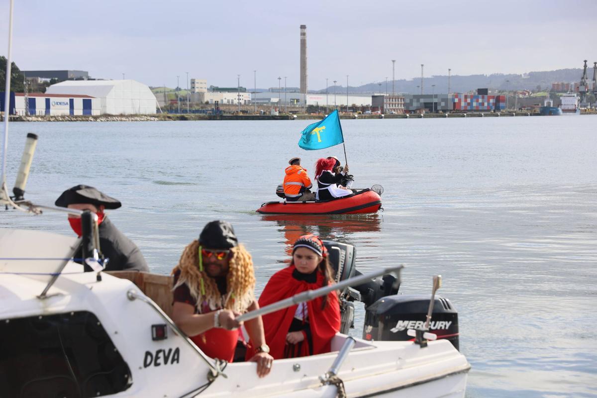 En imágenes: El desembarco de la Sardina abre el Antroxu de Avilés