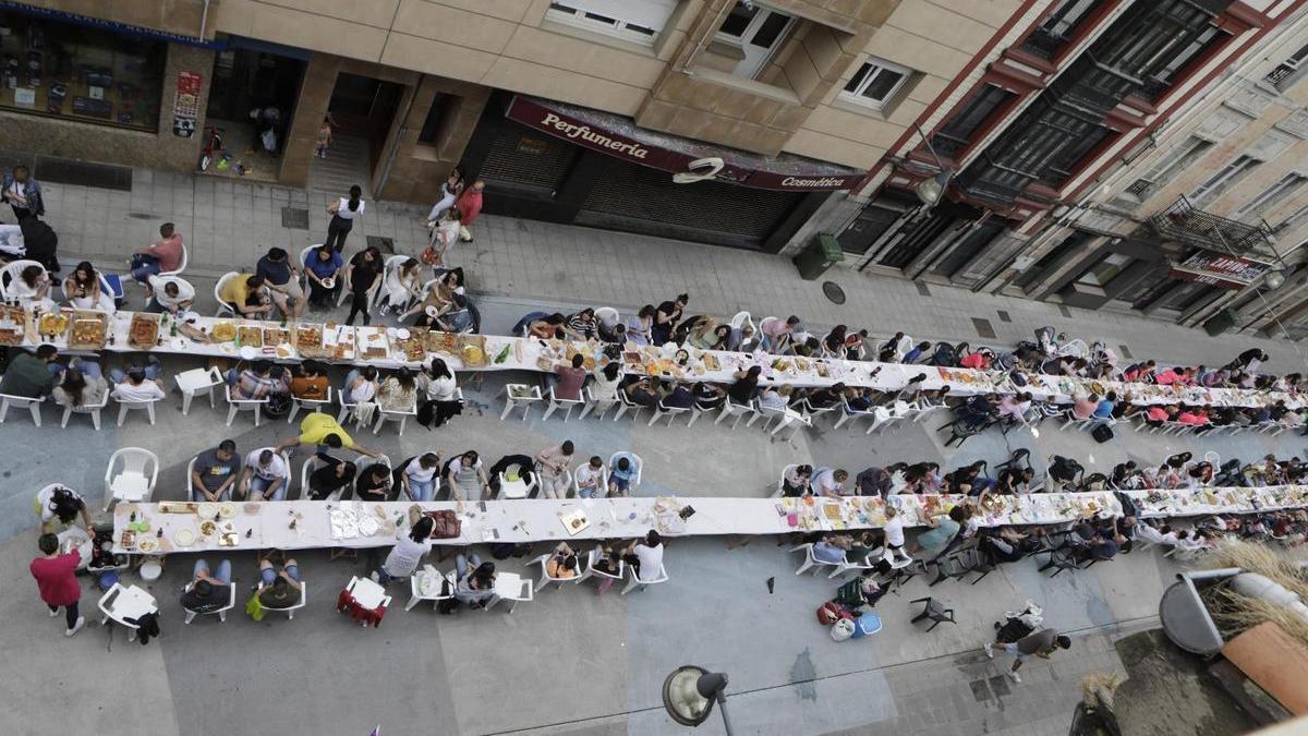 Una pasada edición de la comida en la calle de Laviana