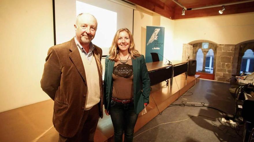 Pedro Farías Arquer y Eva Martos, de la Sociedad Geológica Asturiana, ayer, en el palacio de Valdecarzana.