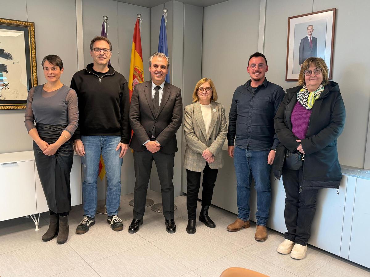 Imagen de la reunión mantenida antes de fiestas con el conseller Antoni Vera.