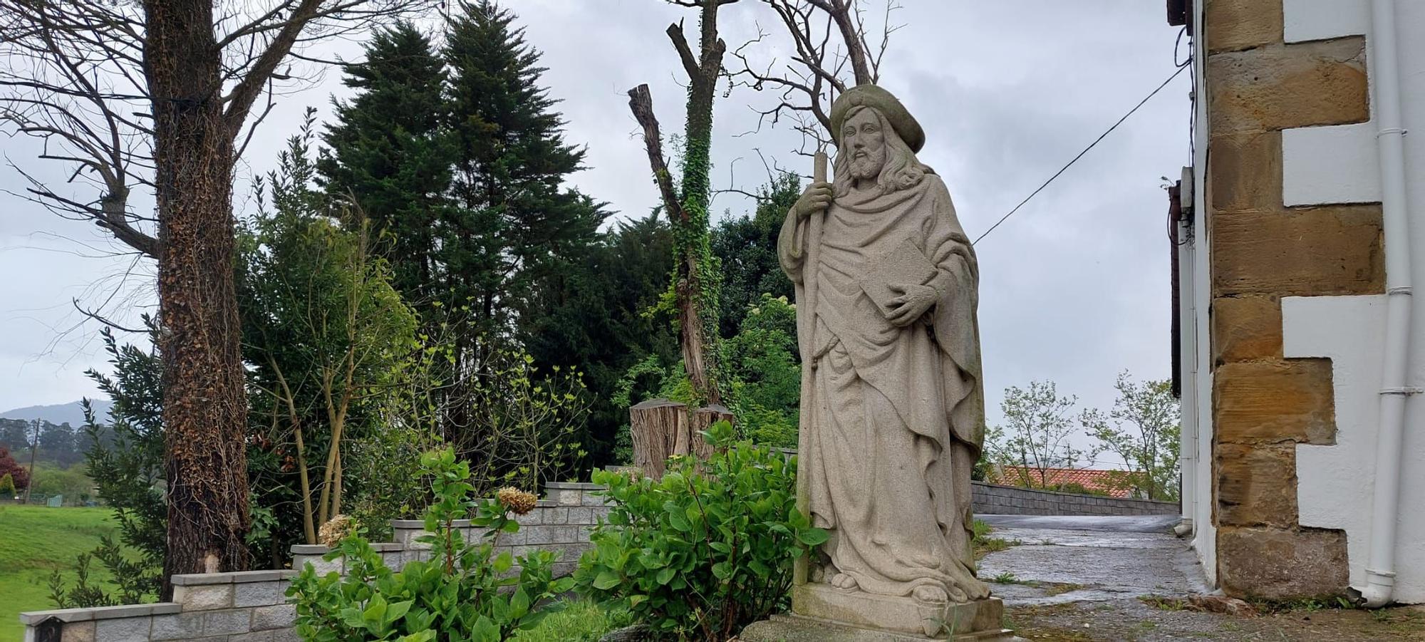 Así es el cruceiro del siglo XVIII que llegó a Pruvia, en Llanera, desde la localidad gallega de Betanzos