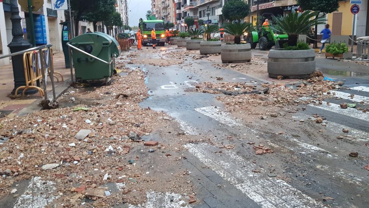 Calles de Cullera anegadas de fango y piedras por las lluvias torrenciales