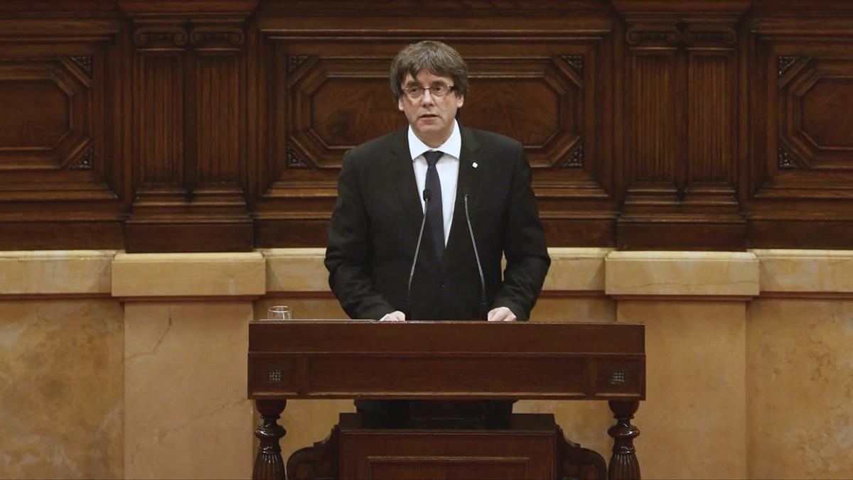 Puigdemont proclama la República i proposa al Parlament que la suspengui.