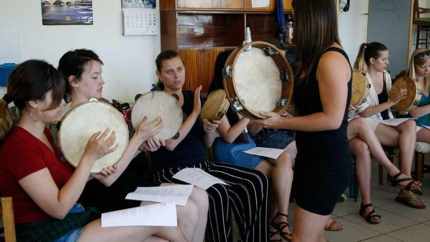 Los alumnos americanos aprenden a tocar la pandereta en un taller impartido por Bajo Duero.