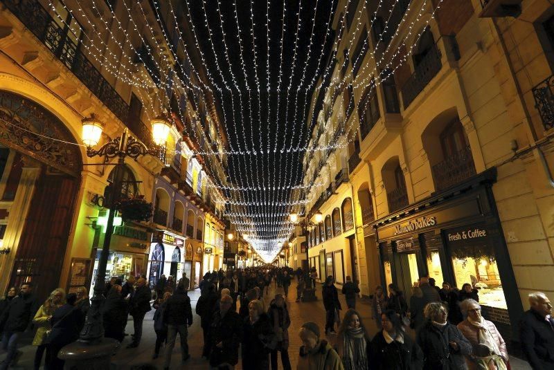 El alcalde de Zaragoza, Jorge Azcón, realiza el encendido de la iluminación navideña