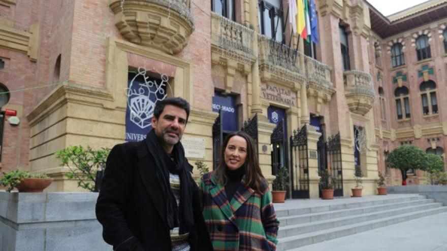Los investigadores Javier Estévez y Amanda García en el Rectorado de la Universidad de Córdoba.