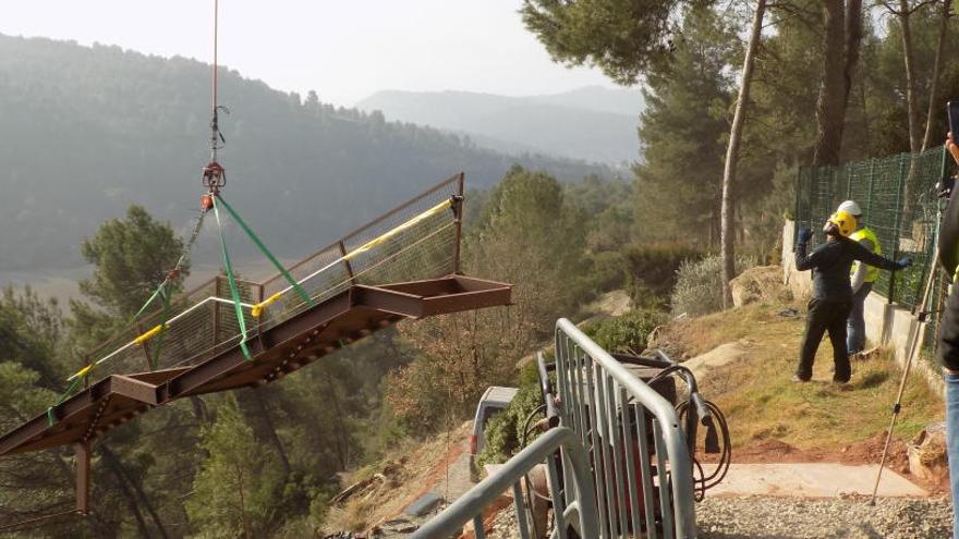 Instal·lació de la passera metàl·lica