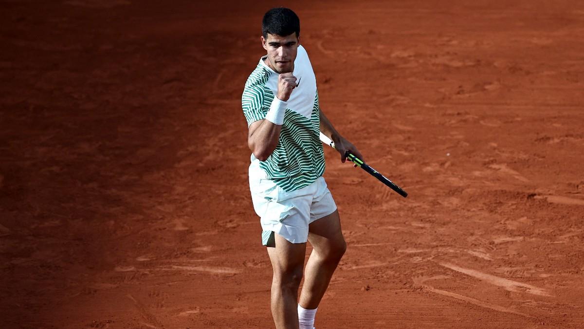 Alcaraz aprieta el puño en su estreno en Roland Garros
