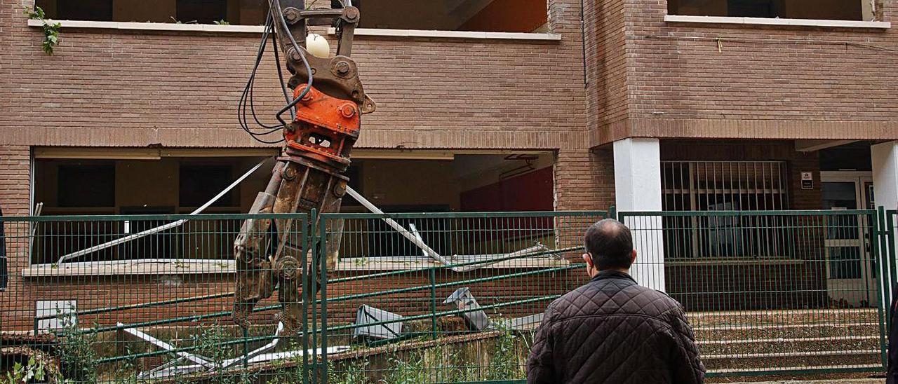 La máquina comenzando a derribar el edificio II del colegio San Juan Bosco de Cocentaina.