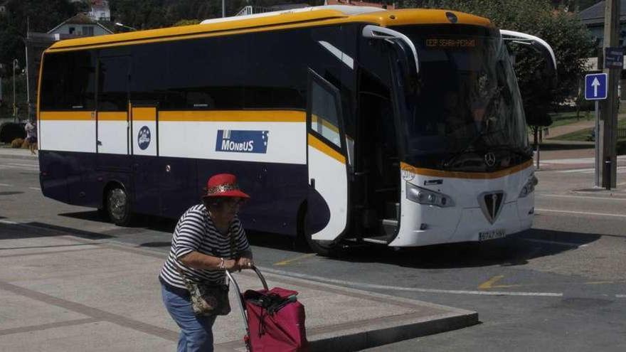 Uno de los autobuses de Monbús a su paso por Moaña. // Santos Álvarez