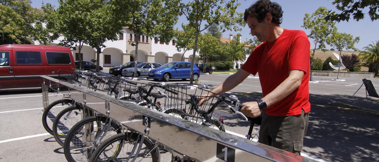 Un usuario del servicio de alquiler de bicicletas hace uso del recurso en el complejo San Francisco.