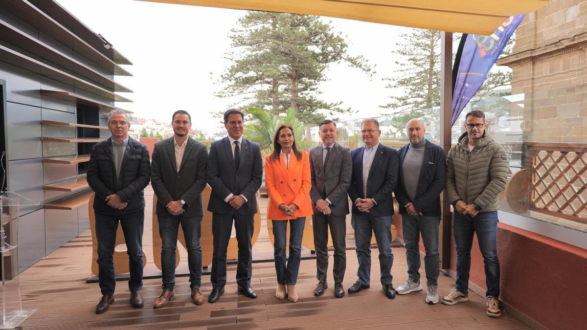 Desde la izquierda, Agustín Martín, César Déniz, Alexis Oliva, María del Carmen Rosario, Teodoro Sosa, José Luis Rodríguez, Alberto Díaz y Ramón Cruz.