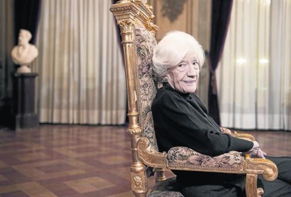 Ana María Matute en noviembre de 2010, tras el anuncio del Premio Cervantes. Abajo, en 1954, tras ganar el Planeta.