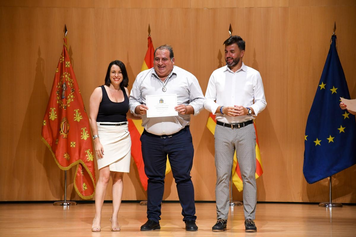 Ángel Noguera recibe de la mano de Gracia y Aix la medalla de alcalde pedáneo de La Aparecida