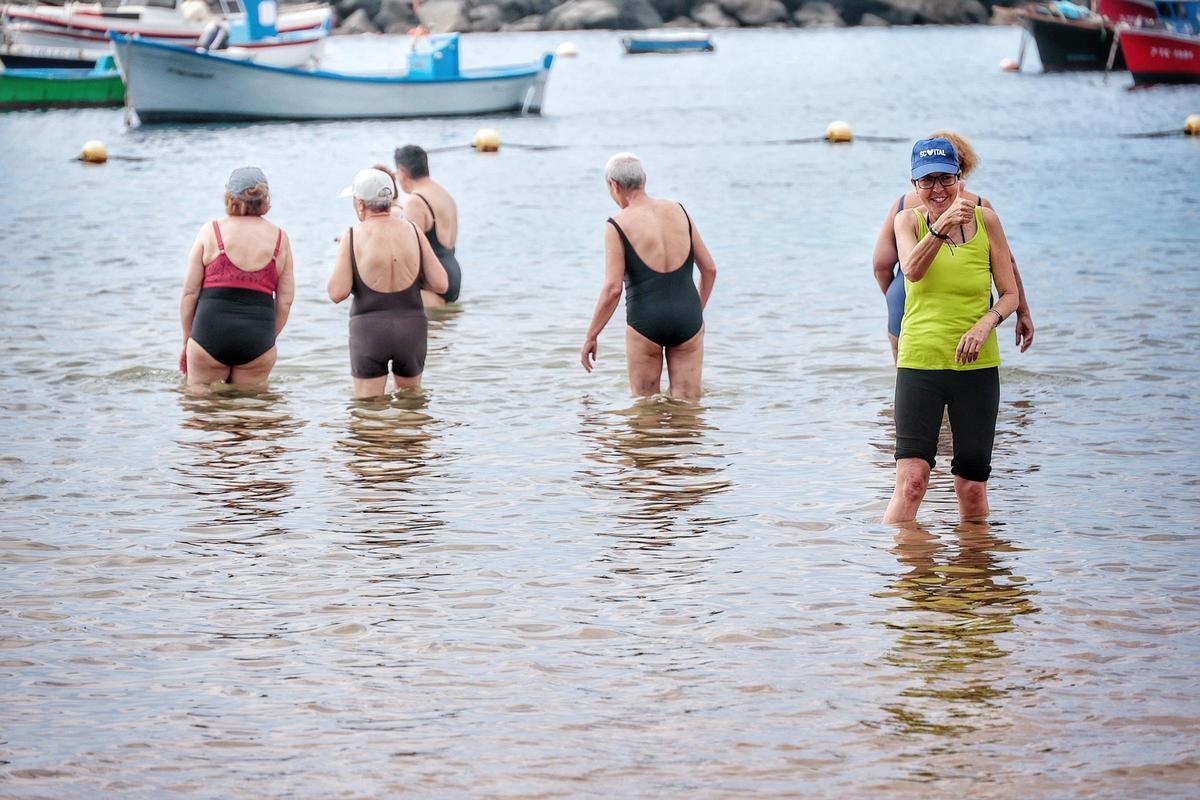 Los mayores van a la playa de Las Teresitas con Santa Cruz Vital