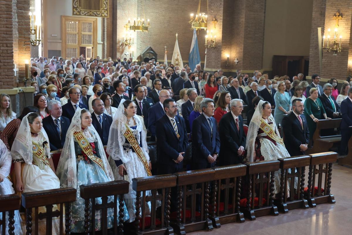La corte de honor de las fiestas acompañó al alcalde, José Benlloch. Manuel Colonques también asistió al acto.