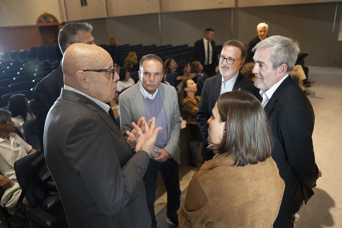 El presidente del Gobierno de Canarias, Fernando Clavijo (1d), ha acudido este jueves al pueblo de Tinajo, en Lanzarote, para la presentación del proyecto piloto 'Rural Domus', una iniciativa para reforzar la atención domiciliaria y el acompañamiento a personas mayores mediante la formación especializada. En el acto le han acompañado, entre otros, el alcalde de la localidad, Jesús Machín (2i); la consejera de Universidades, Ciencia e Innovación y Cultura, Migdalia Machín (2d); y el director general de San Juan de Dios España, Juan José Afonso (1i). EFE/Adriel Perdomo